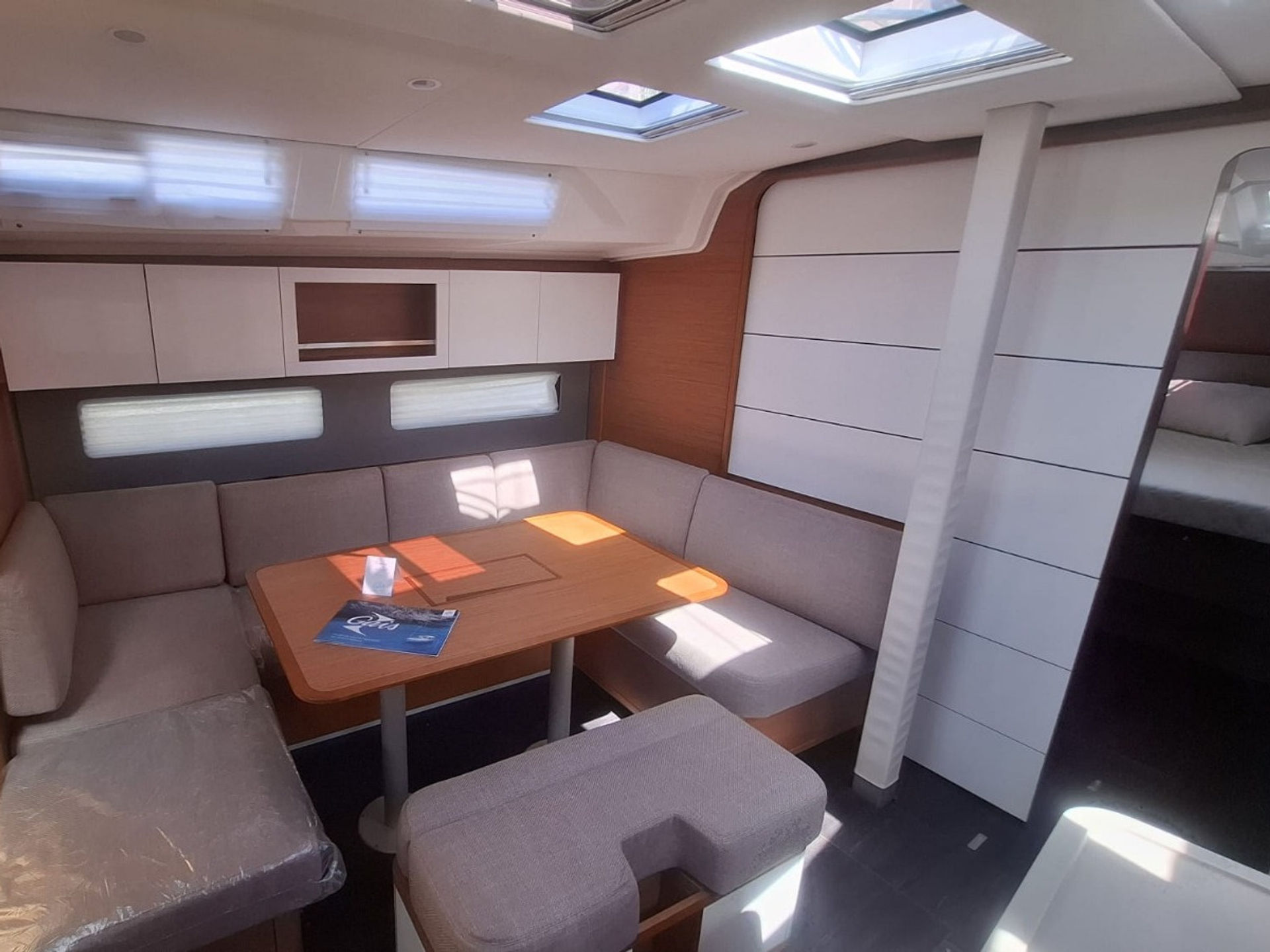 6583677560000103072_interior.jpg