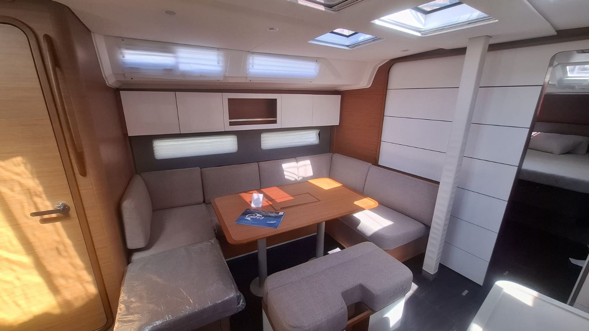 6583677630000103072_int_1.jpg
