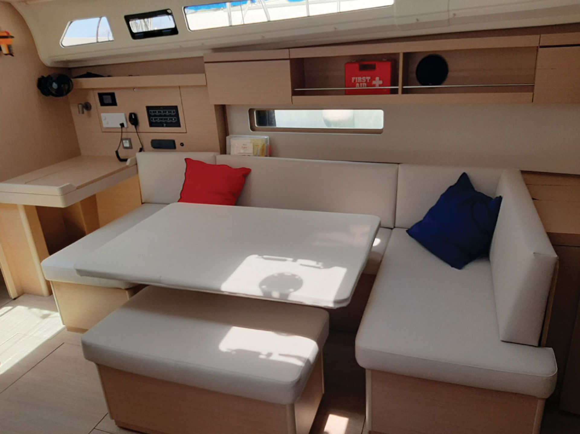 6585134130000101002_Interior.jpg