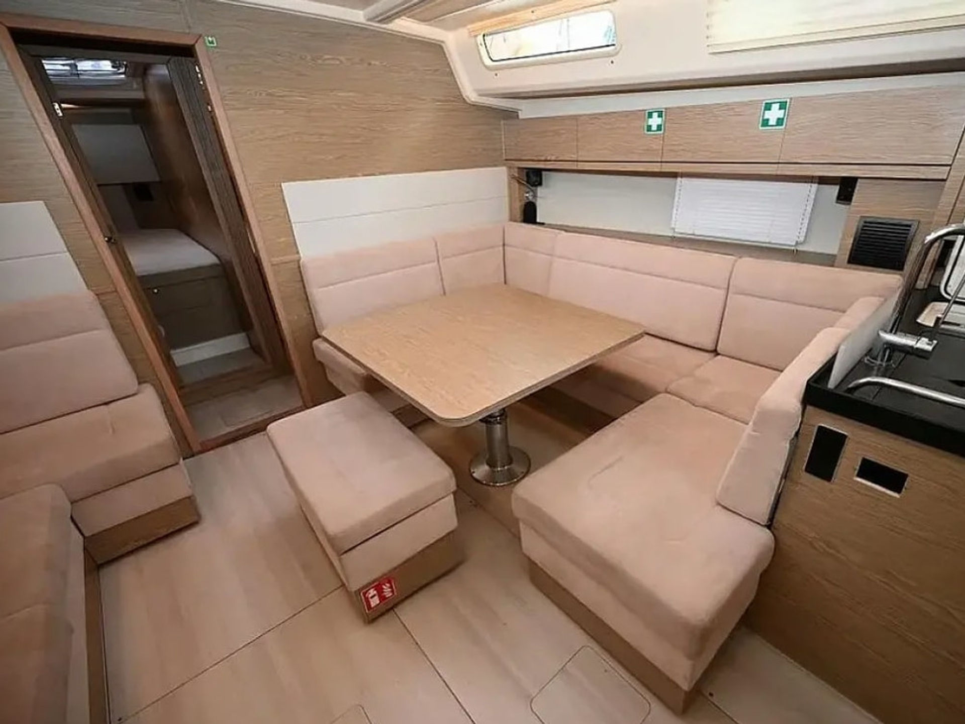 6585486040000101002_Interior.jpg