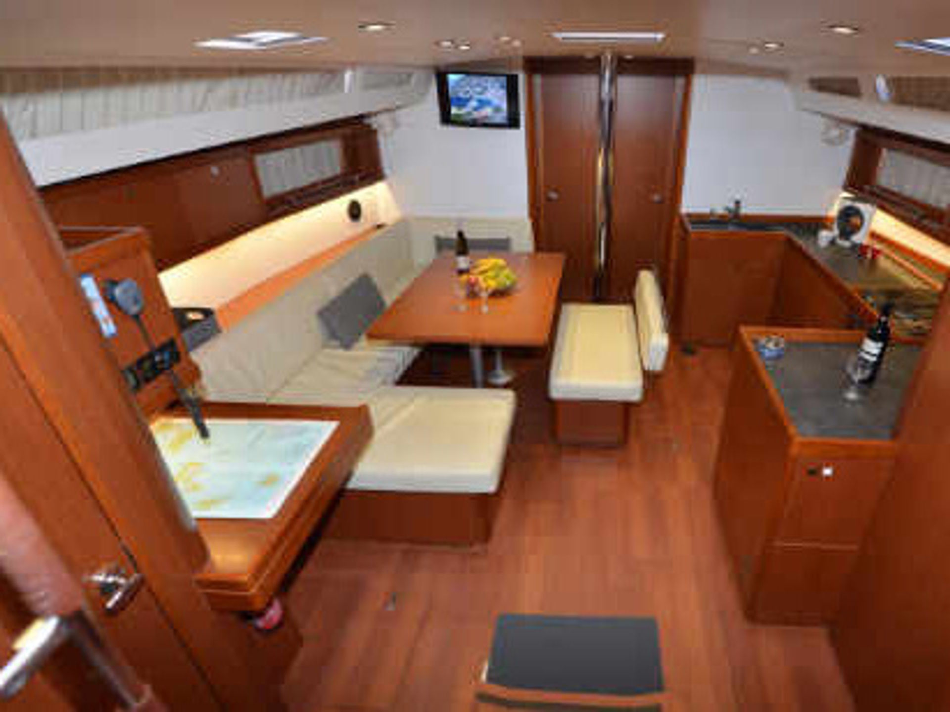 6585583510000101002_Pherousa_interior.jpg