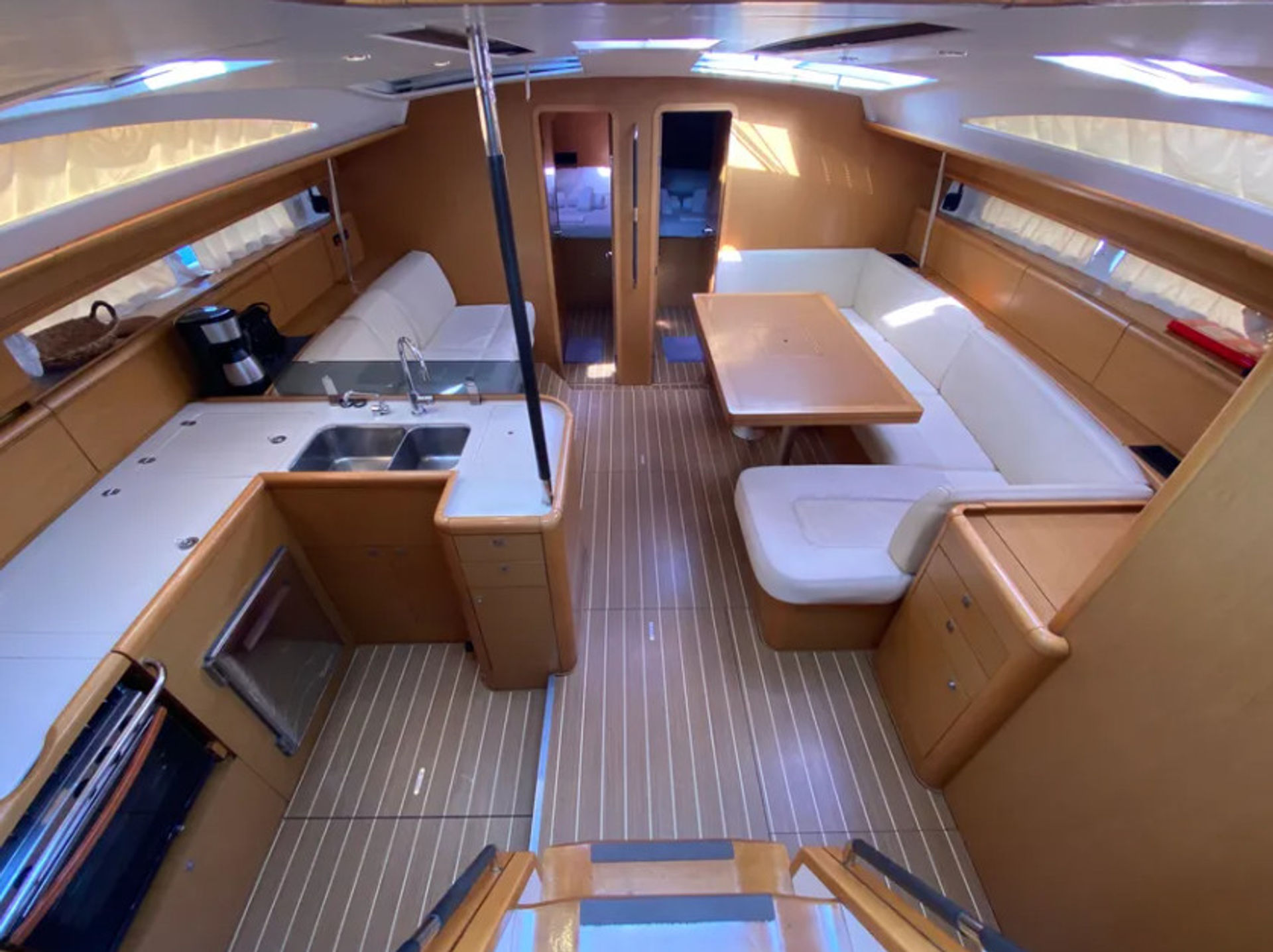 6585705500000101002_interior.jpg