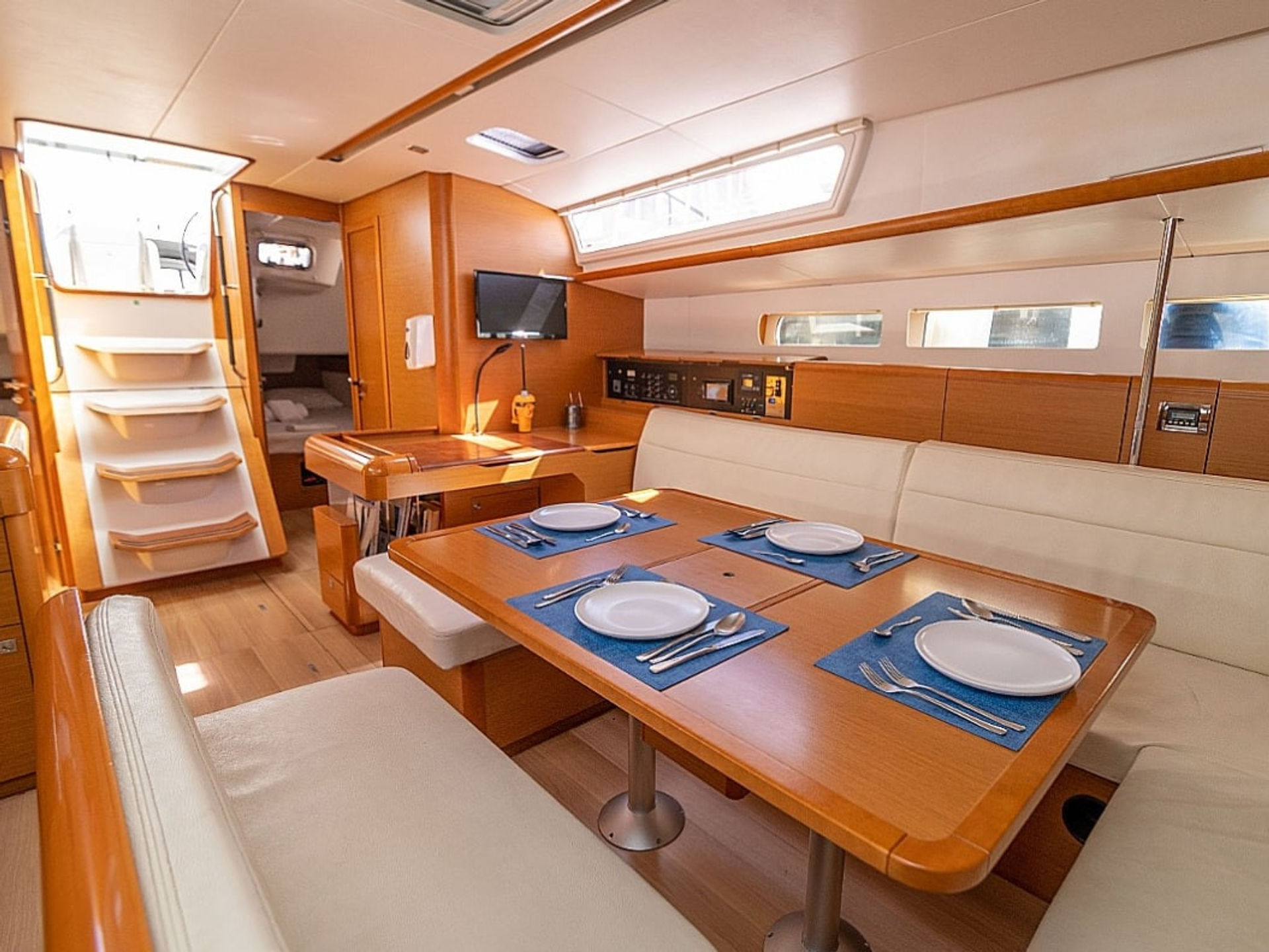 6585760690000101002_Promise_interior.jpg