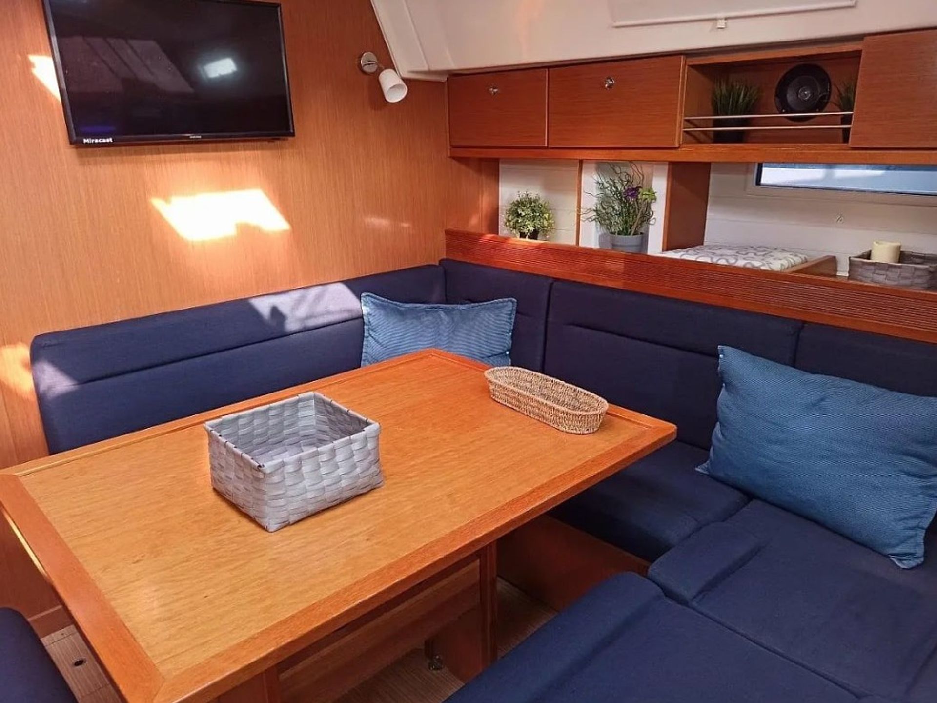 6587078630000101002_Saffron_interior.jpg