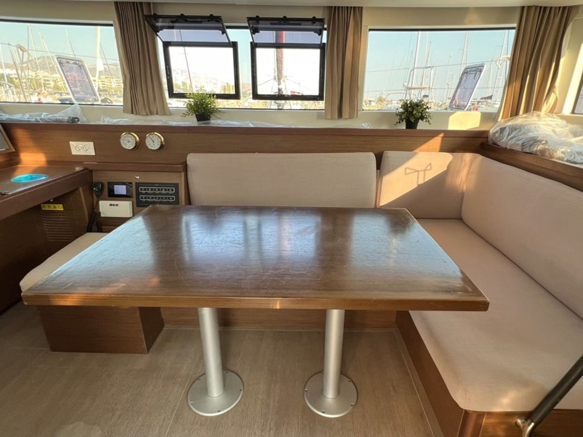 6589834510000101002_Victor_interior.jpg