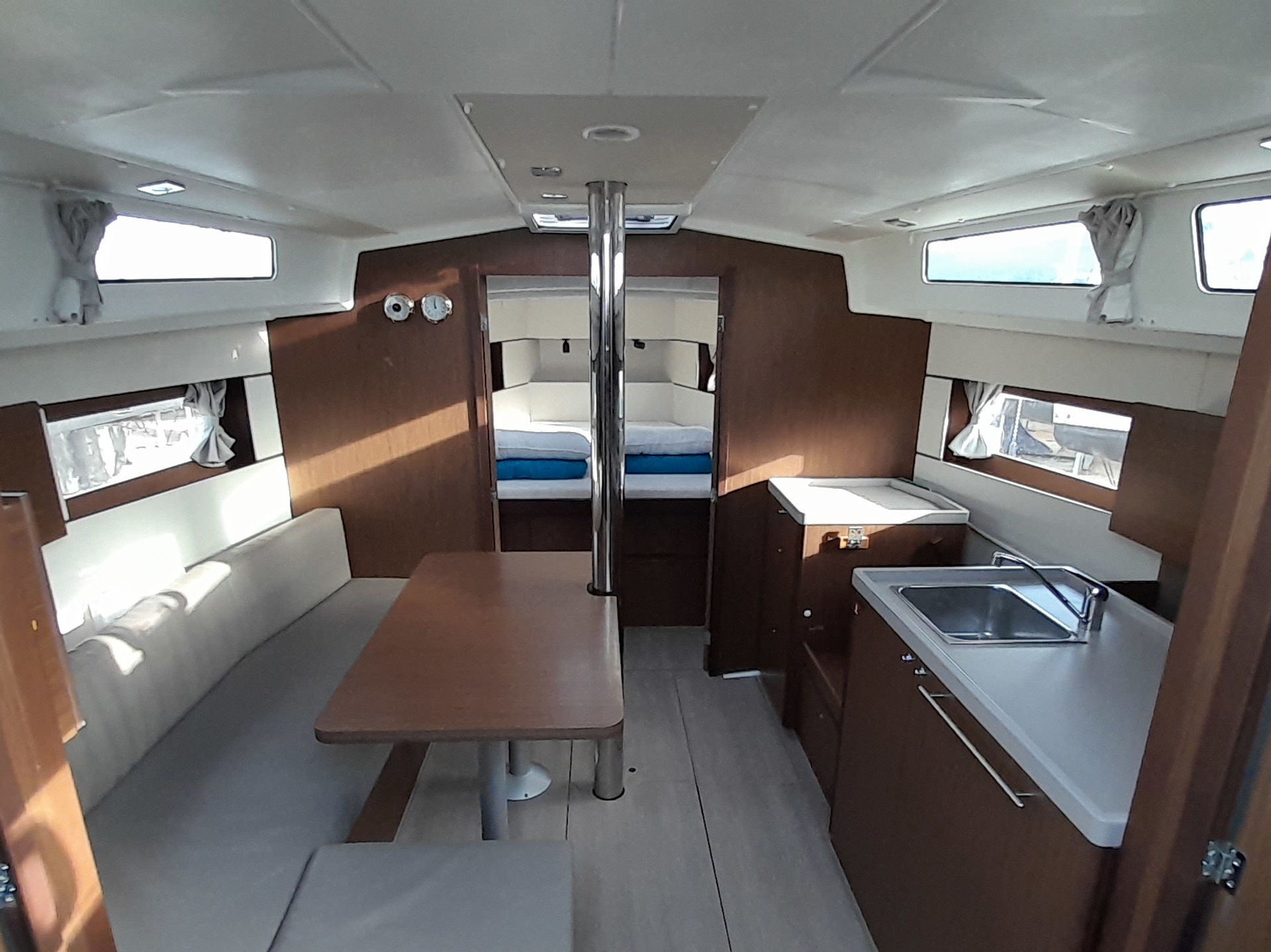 6591328160000101002_The_Boss_interior.jpg