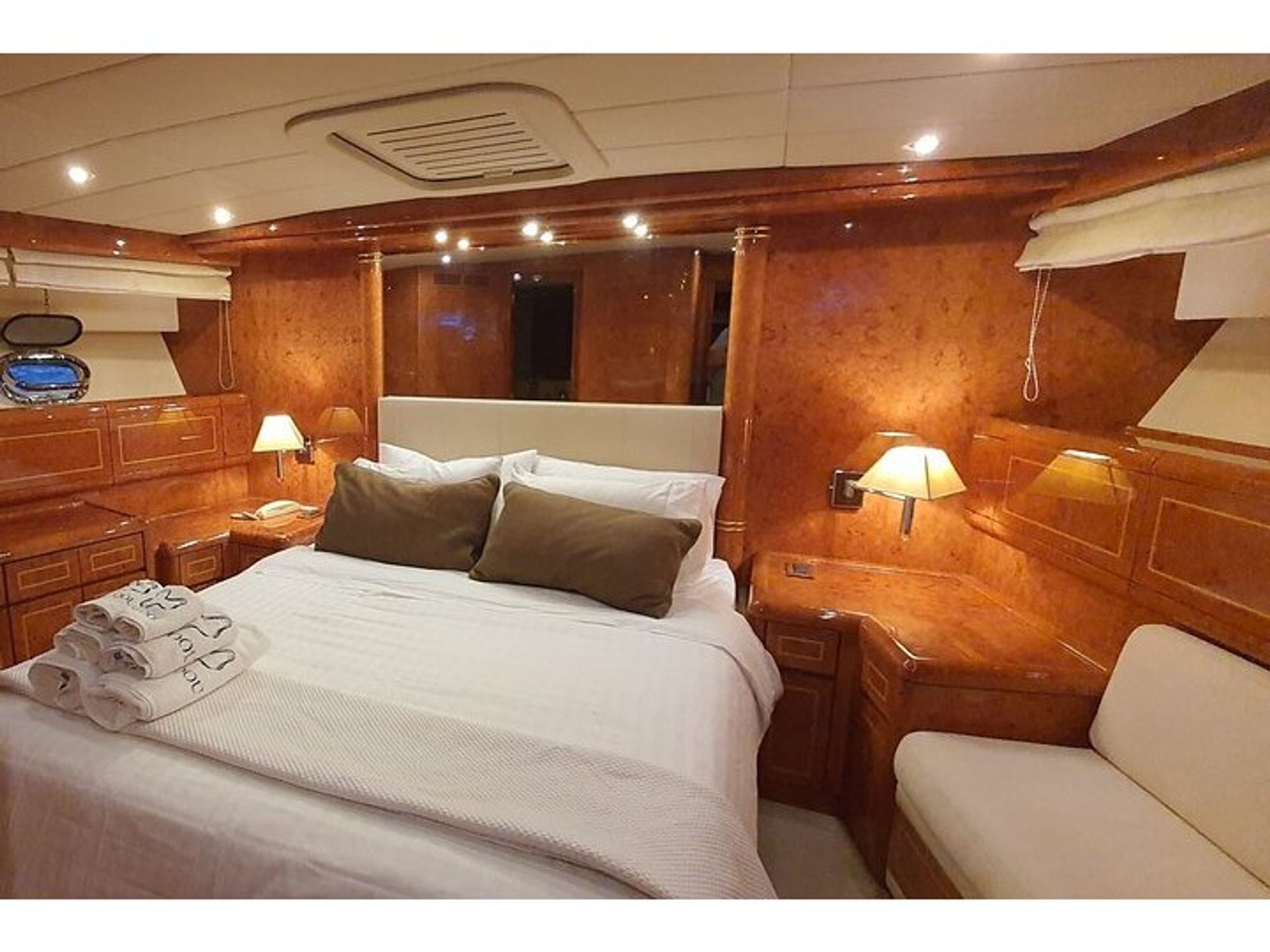 6618561426005042_Mangusta_72_yacht_master_bedroom.jpg