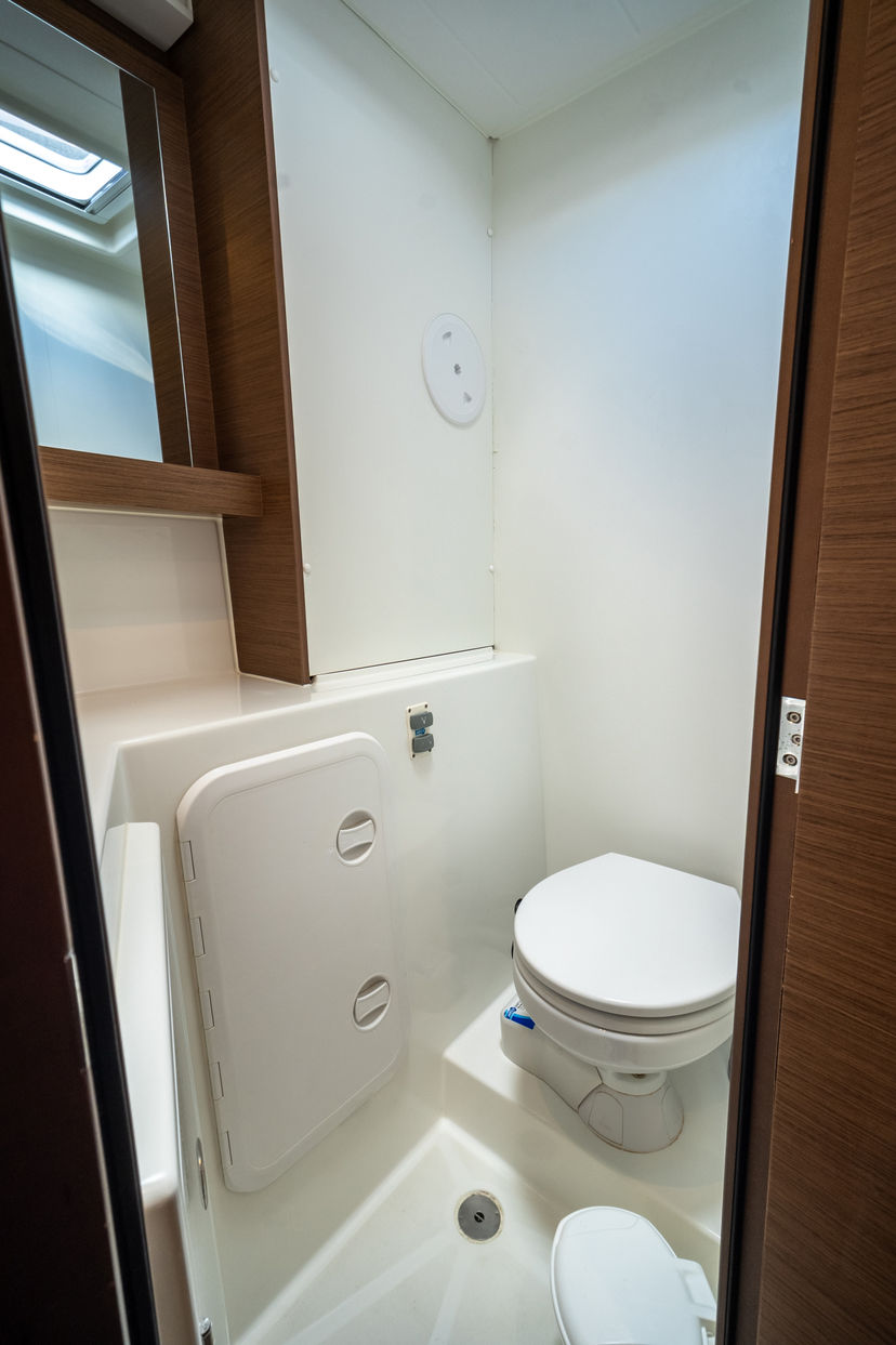 Lagoon 42 Silver VIII  (A/C and Generator)
