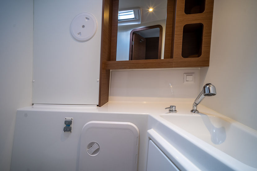 Lagoon 42 Silver VIII  (A/C and Generator)