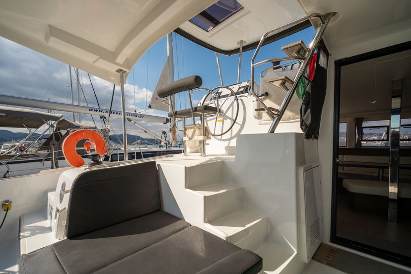 Lagoon 42 Silver VIII  (A/C and Generator)