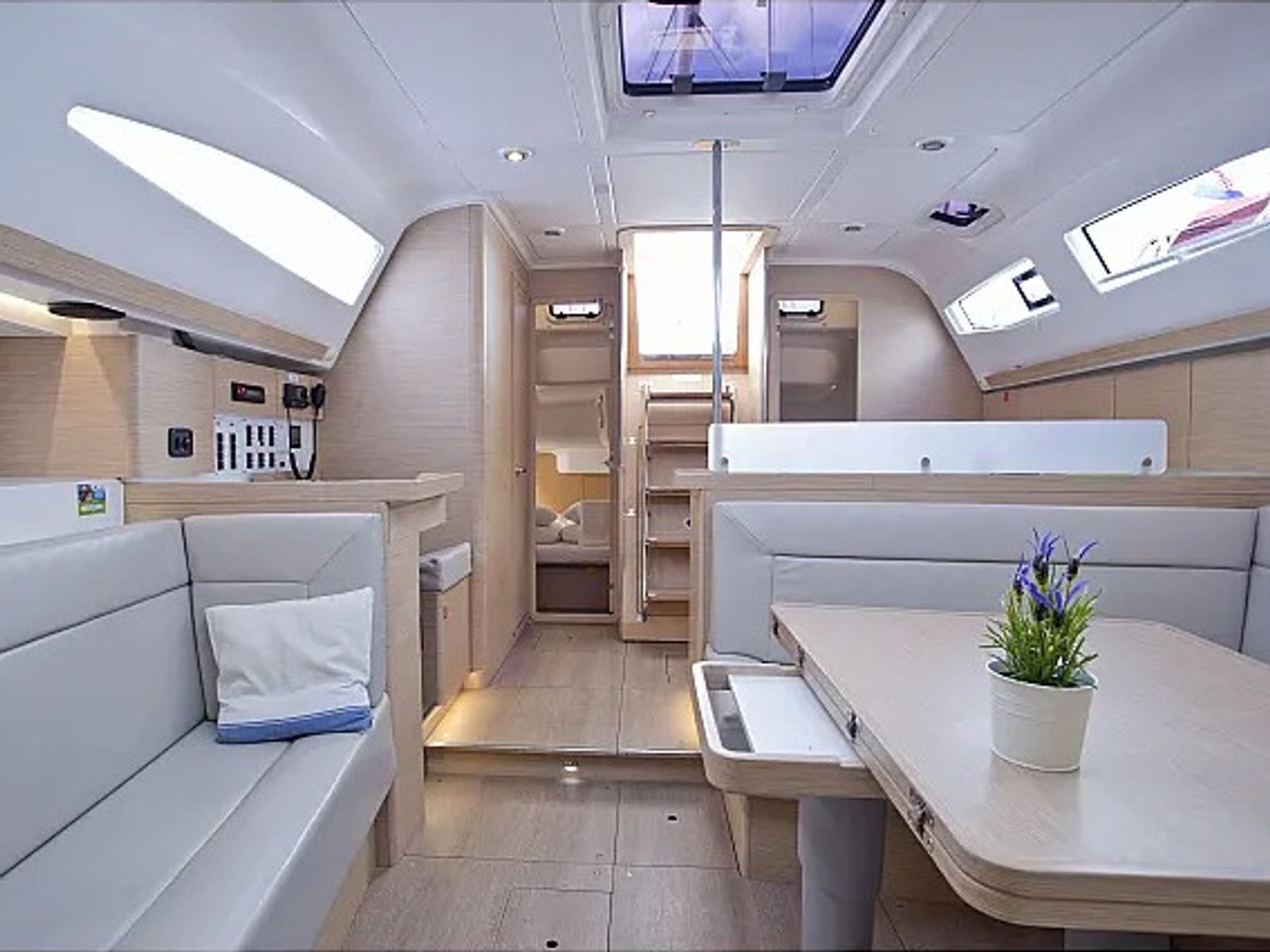 6653639030000107709_Midnight_interior.jpg