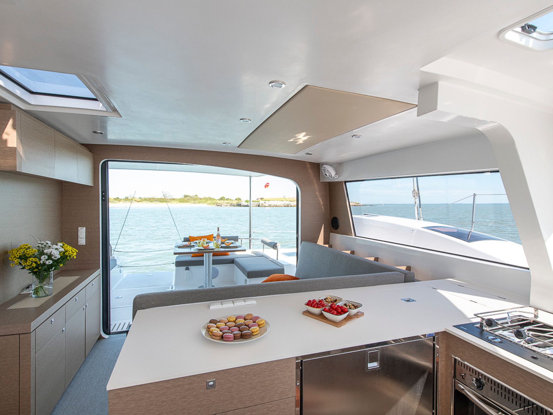 6681337830000107698_FLO_interior.jpg