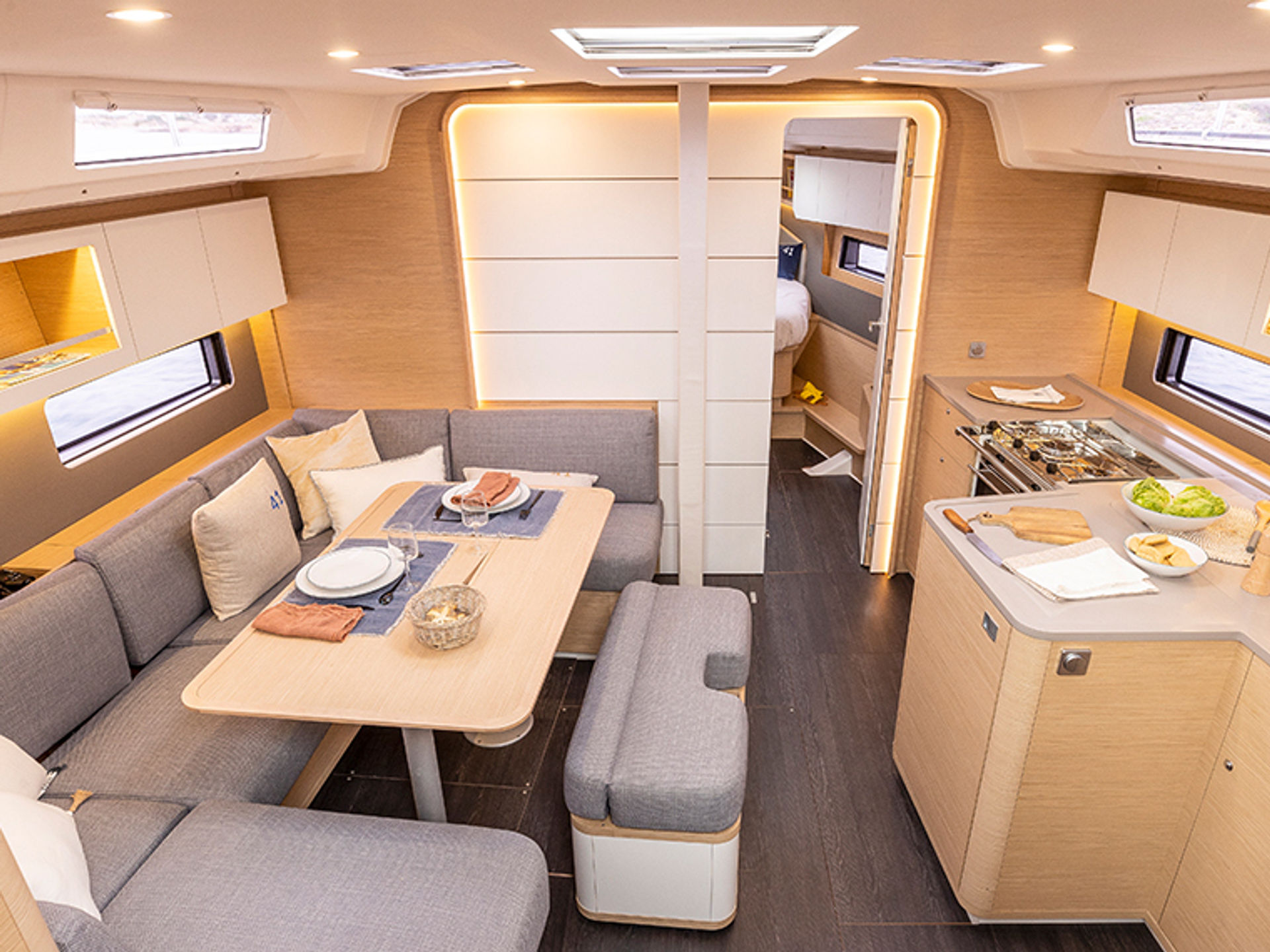 6706521910000101002_Dufour_41_interior.jpg