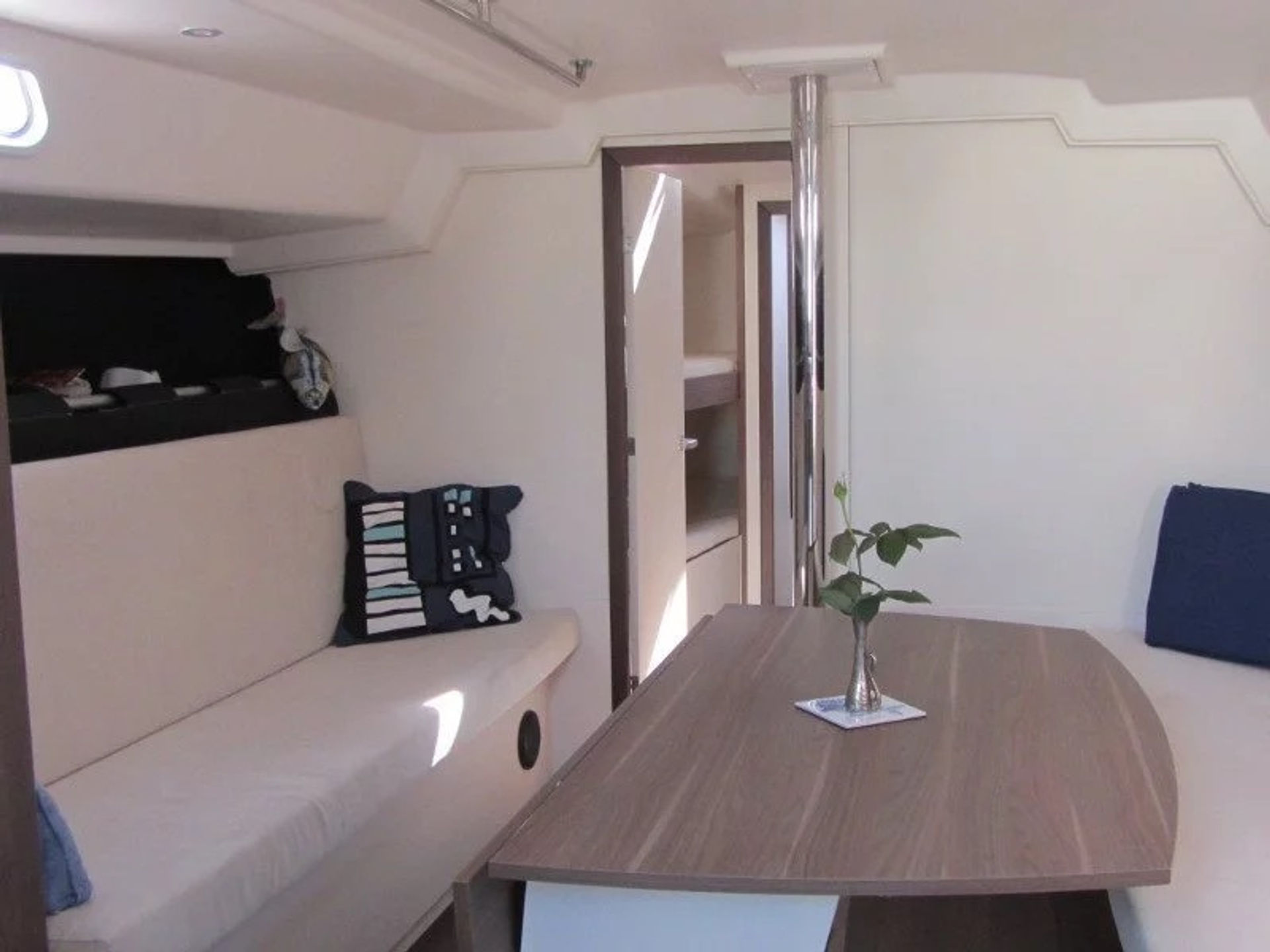 6741324920000107738_Ergi_Star_interior.jpg
