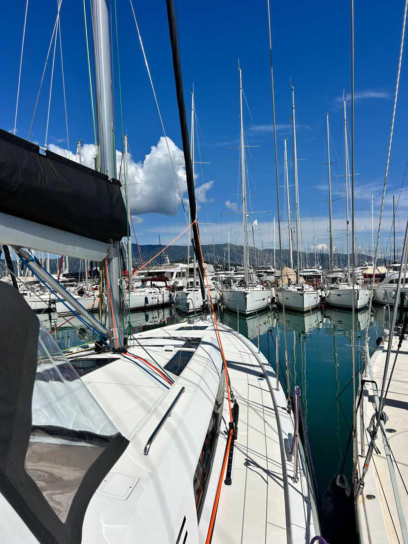 Beneteau OCEANIS 51.1 Barracuda (Refit 2026 - A/C - Generator - Electric Heads - 12 Pax)