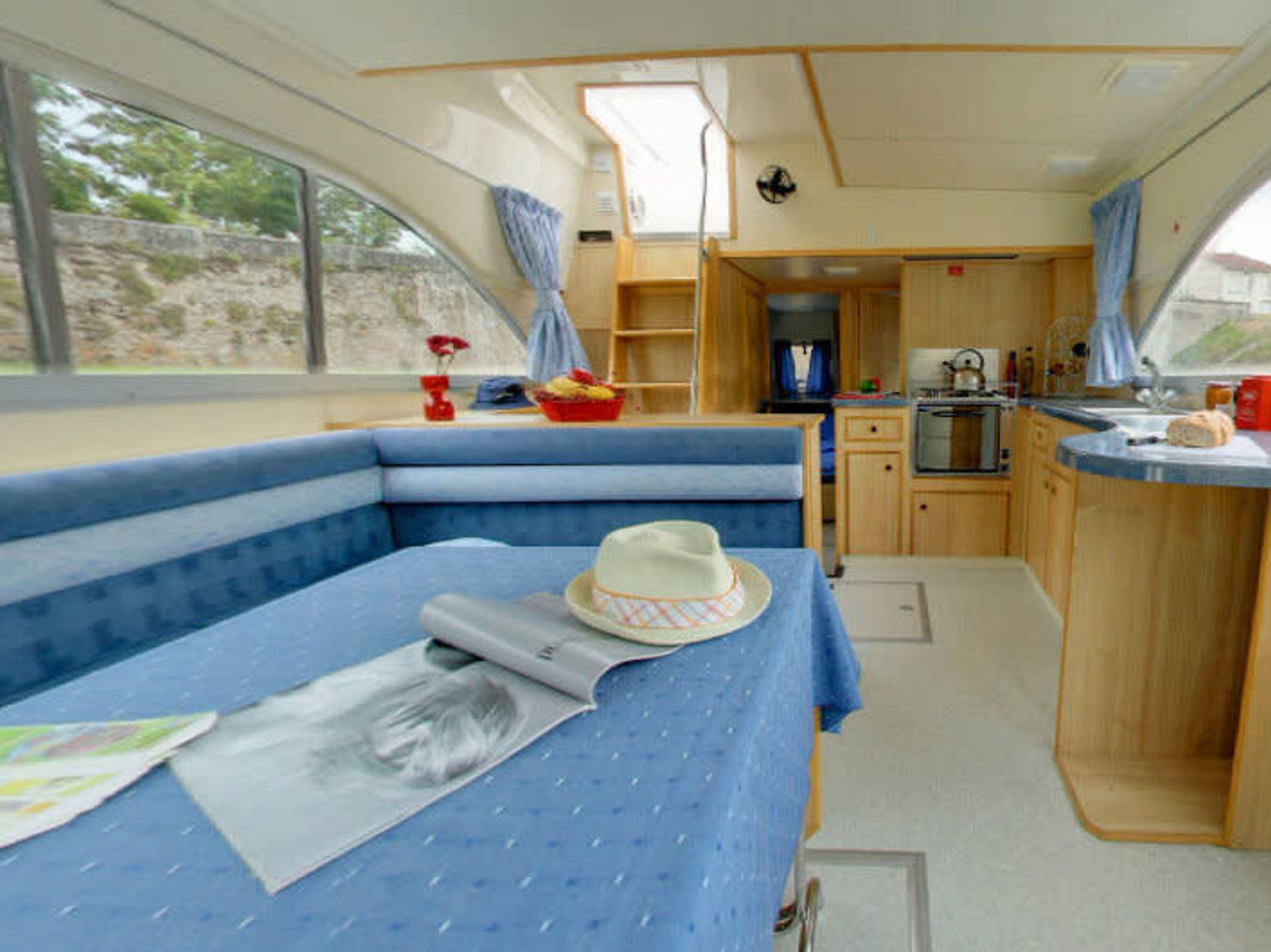 6844778580000102746_Tango_interior.jpg