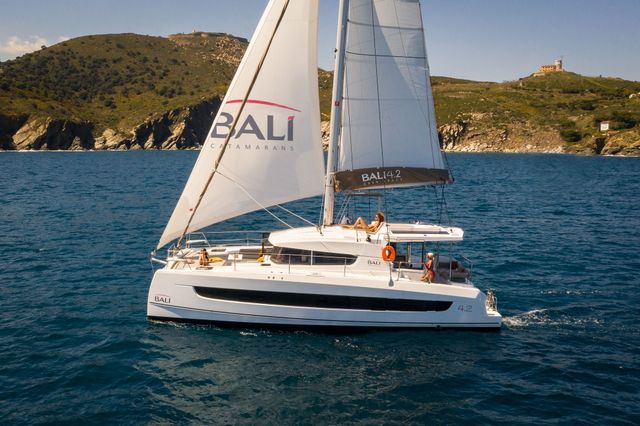 Bali Catamarans 4.2 High School