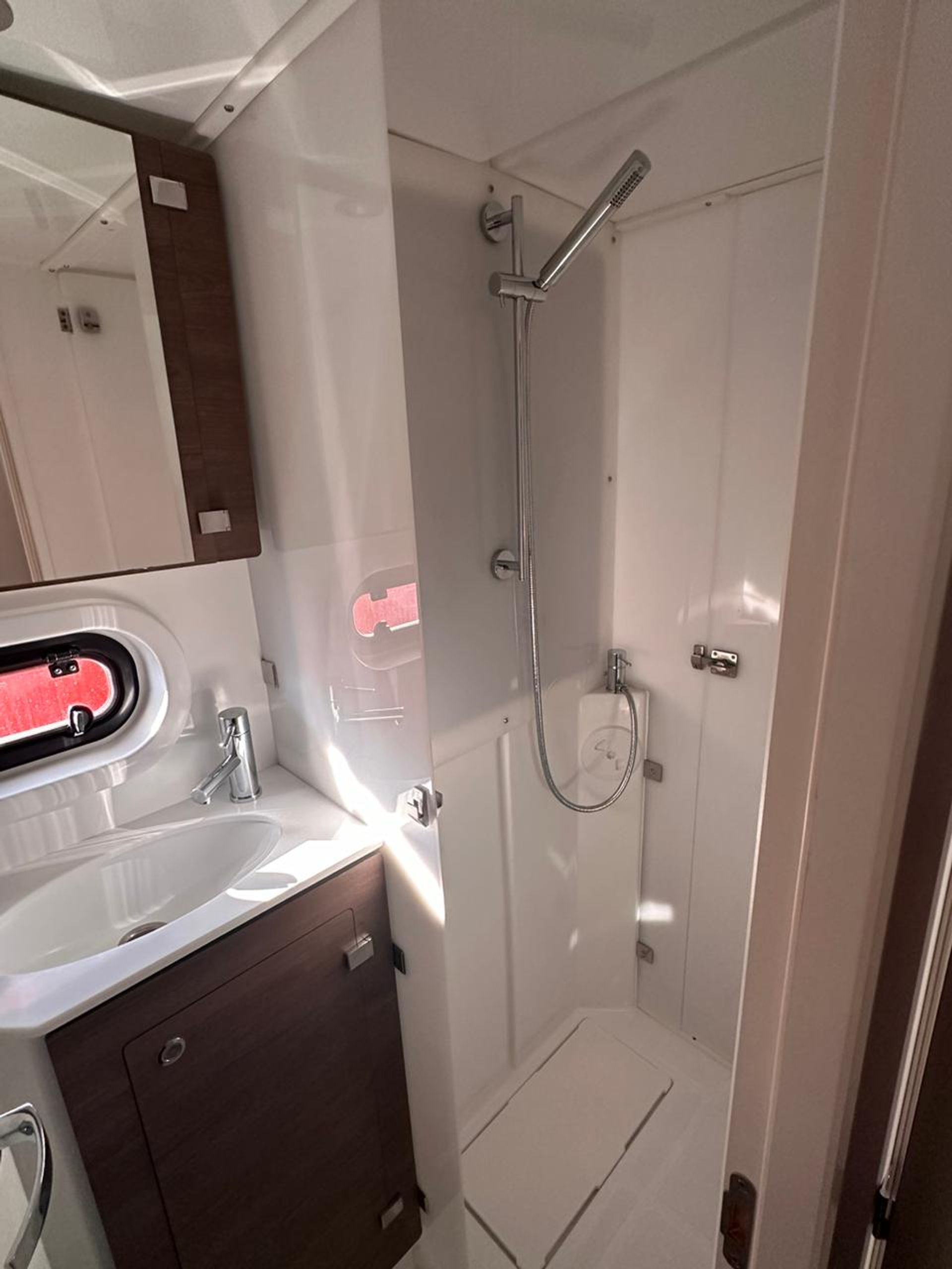 6985421237502535_shower_1_.jpg