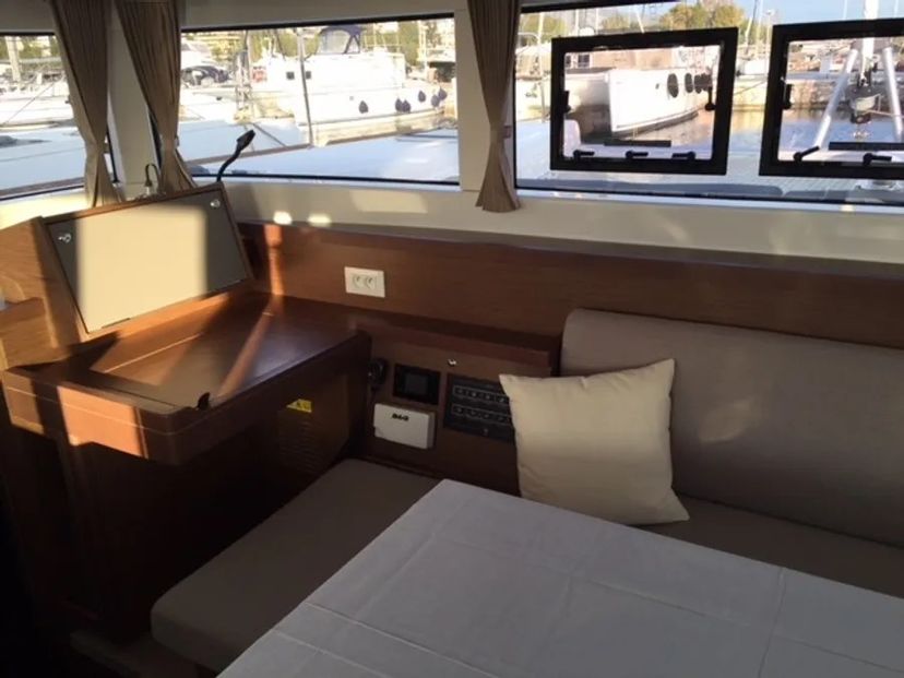 Lagoon 40 VICTOR (Solar Panels, Electric WC, 12 pax, convertible saloon table, 1 SUP free of charge)