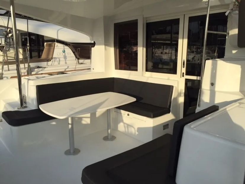 Lagoon 40 VICTOR (Solar Panels, Electric WC, 12 pax, convertible saloon table, 1 SUP free of charge)