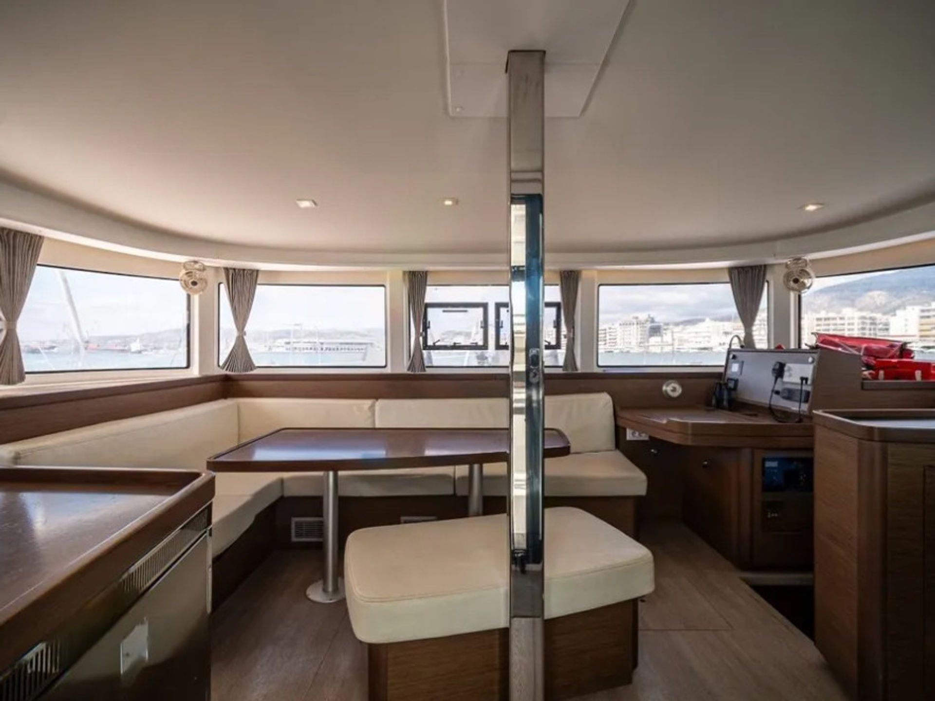 7081993020000101802_interior.jpg