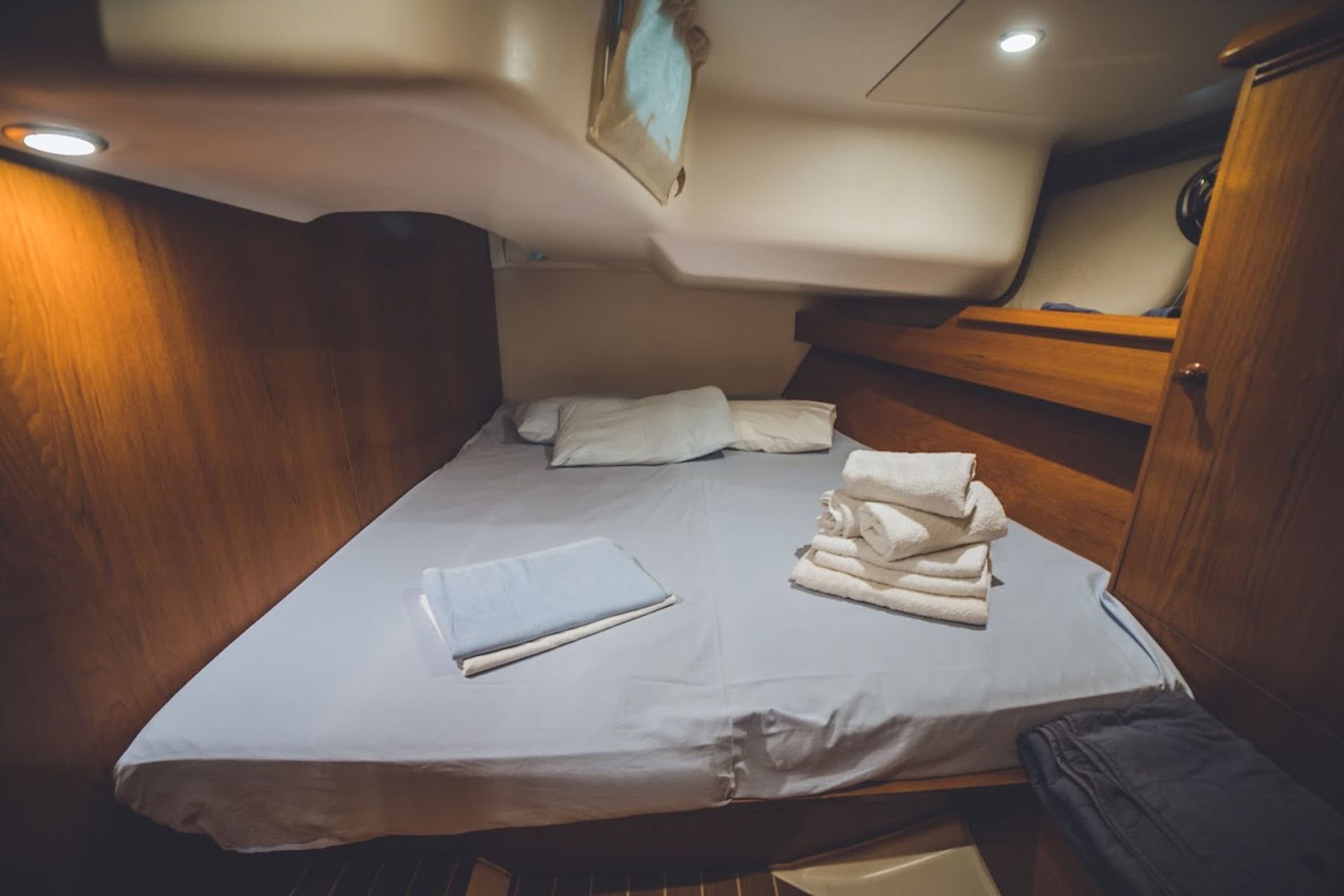 7156211557203541_anax-cabin-sb-forward.jpg