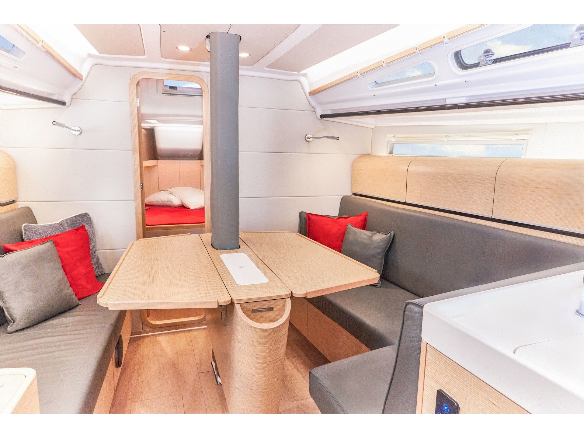 7213481610000104027_JB_interior.jpg