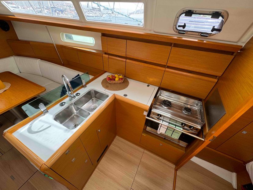 Jeanneau 38 DUST IN THE WIND