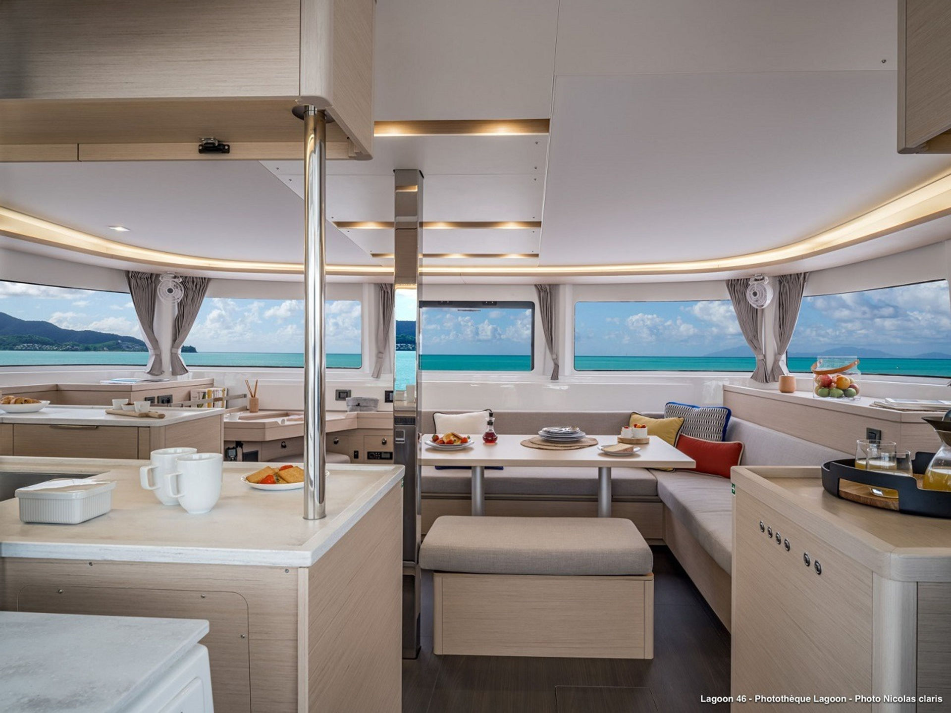 7218119310000104559_Lagoon46_interior.jpg