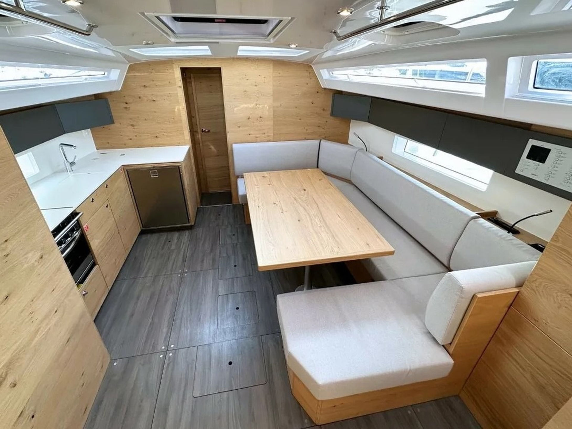 7220593510000100098_Elan45_interior.jpg