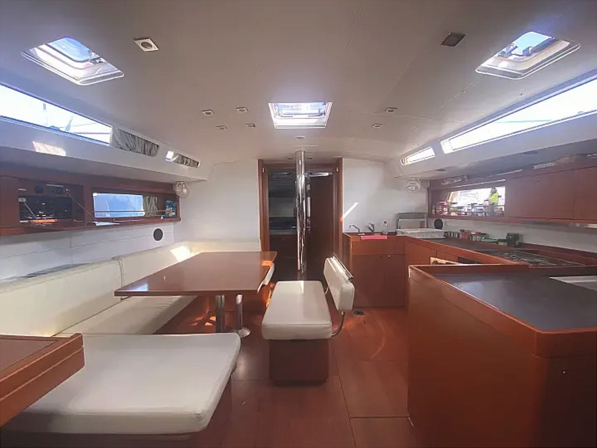 7221191530000104347_Bandol_interior.jpg