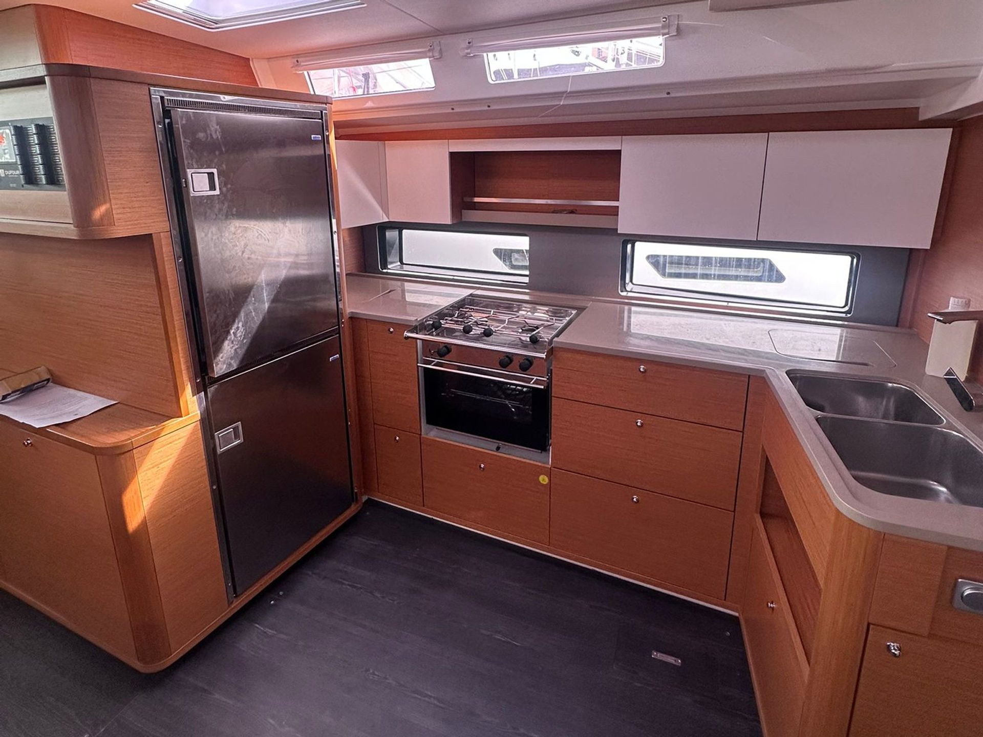 7239652270000107771_Dufour_48_interior.jpg