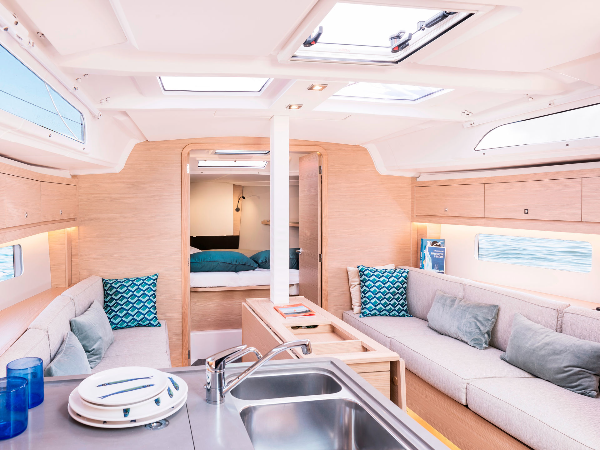 7268367390000102889_Sunsail_37.3_interior.jpg