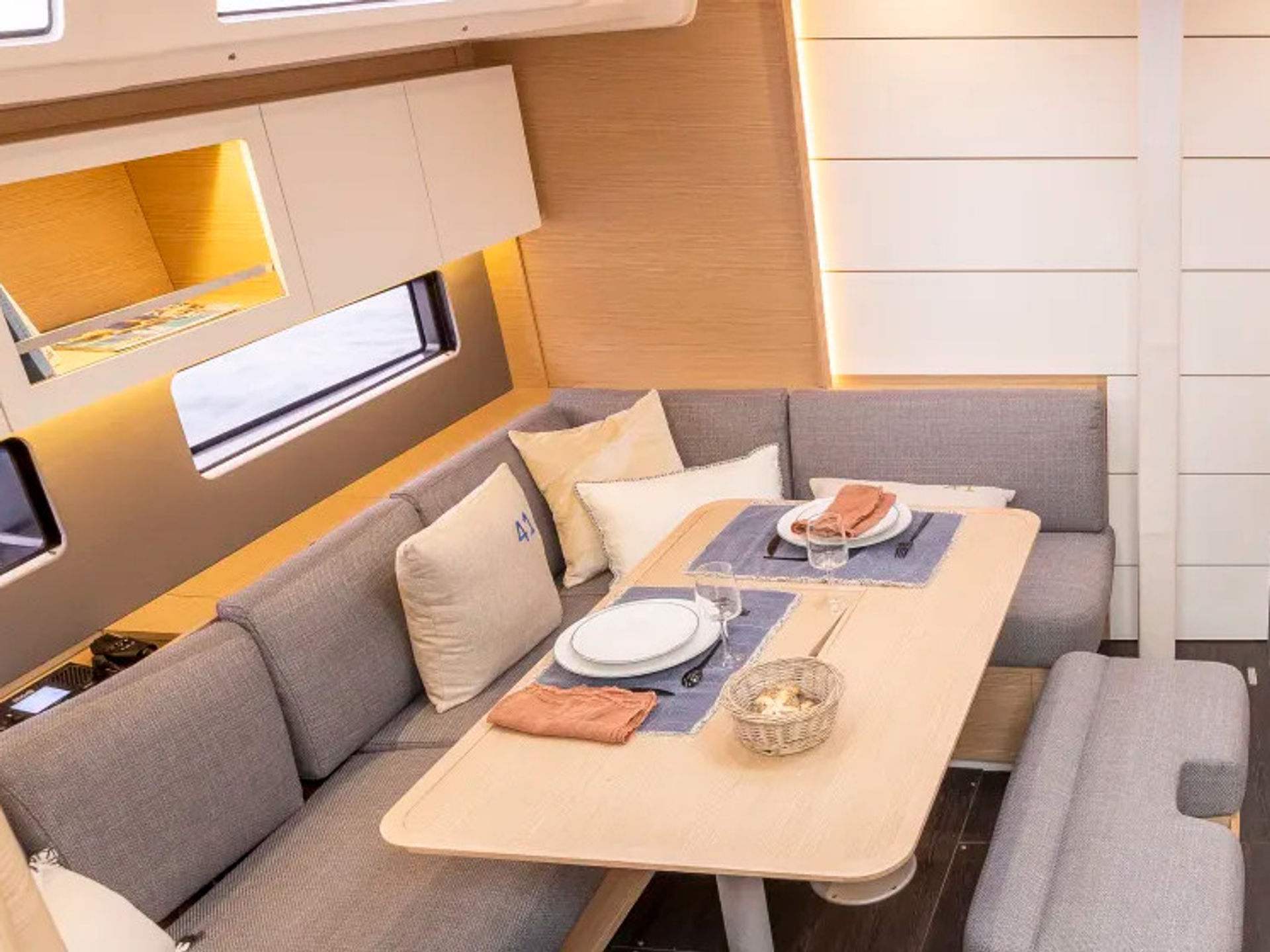 7271675400000102903_dufour41_interior.jpg