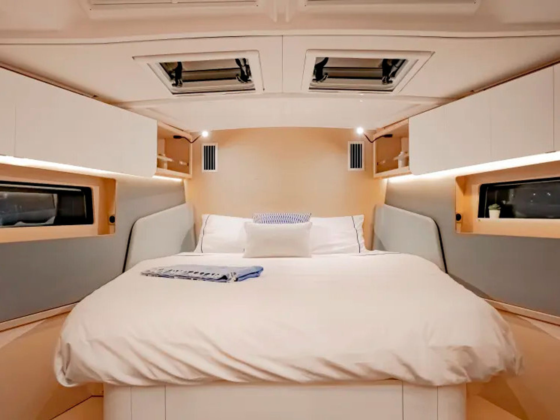 7271694740000102903_dufour_44-3_interior.JPG
