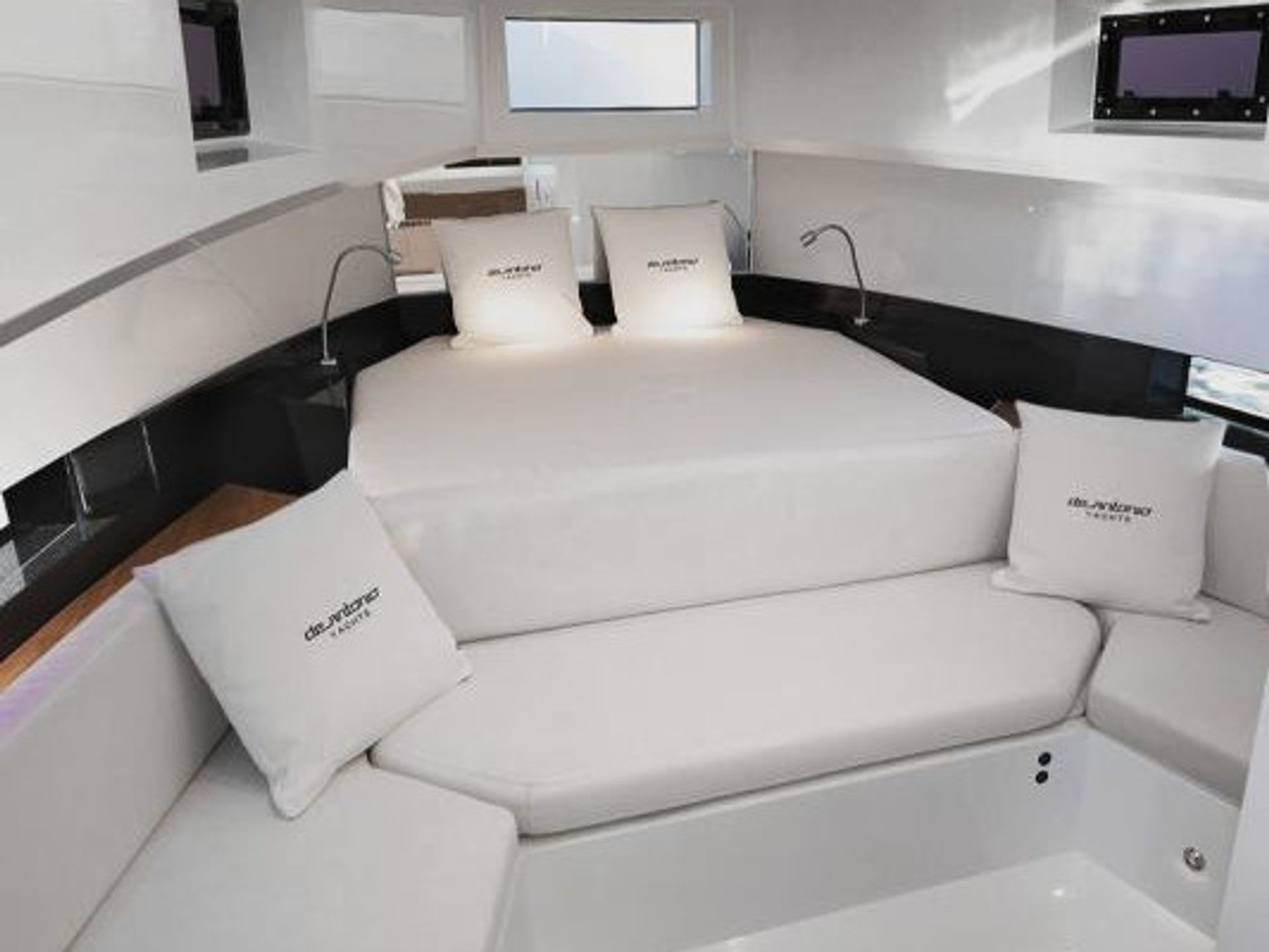 7295641320000100160_D36_interior.jpg