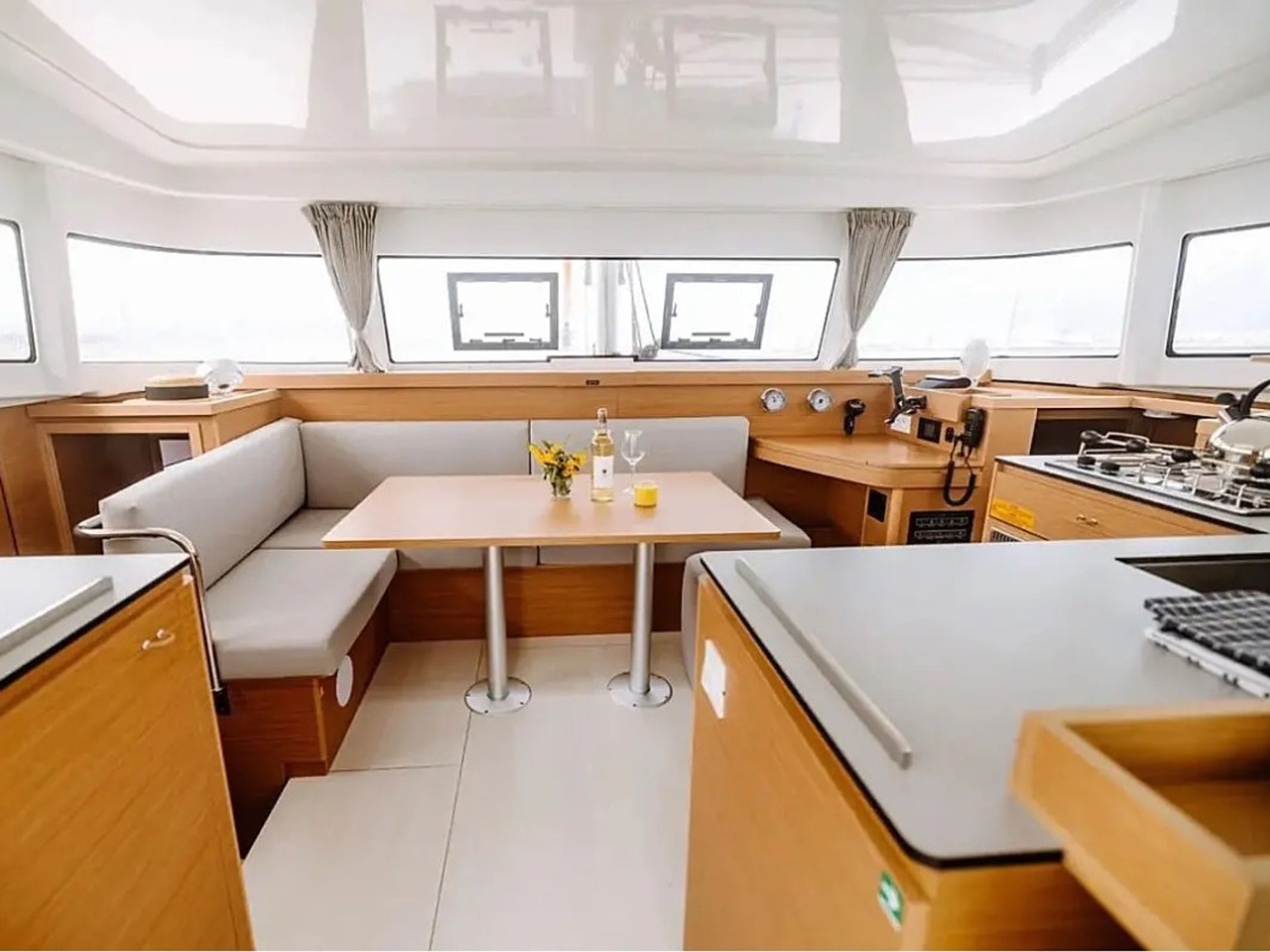 7313771760000101002_L_interior.jpg