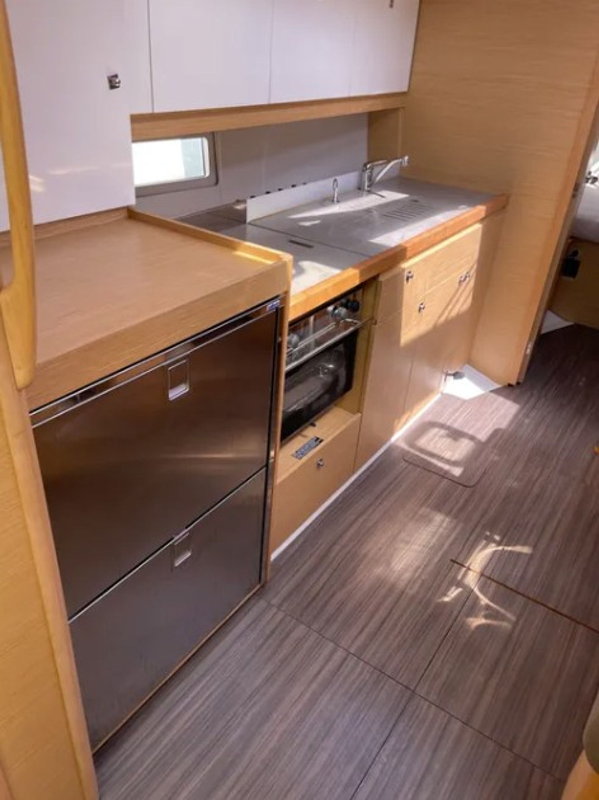 7403056510000105875_Swell-interior_2.jpg