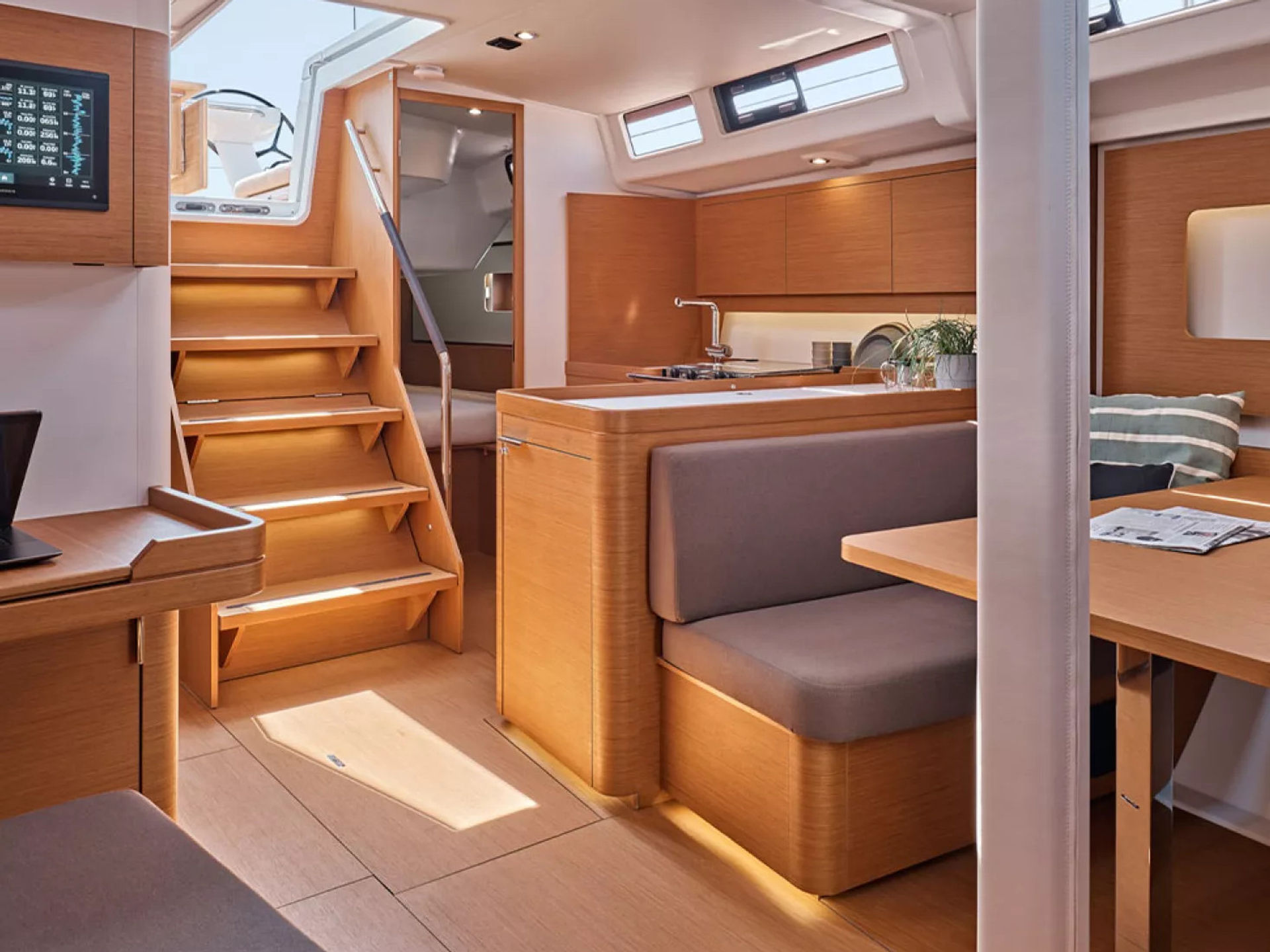 7420906530000104067_First_44_interior.jpg