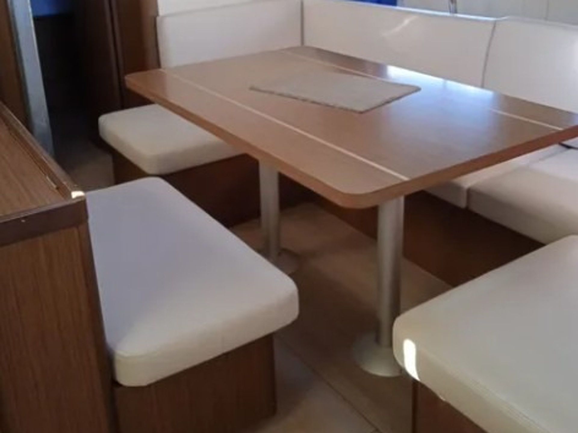 7479328370000100171_Chrisel_interior.jpg