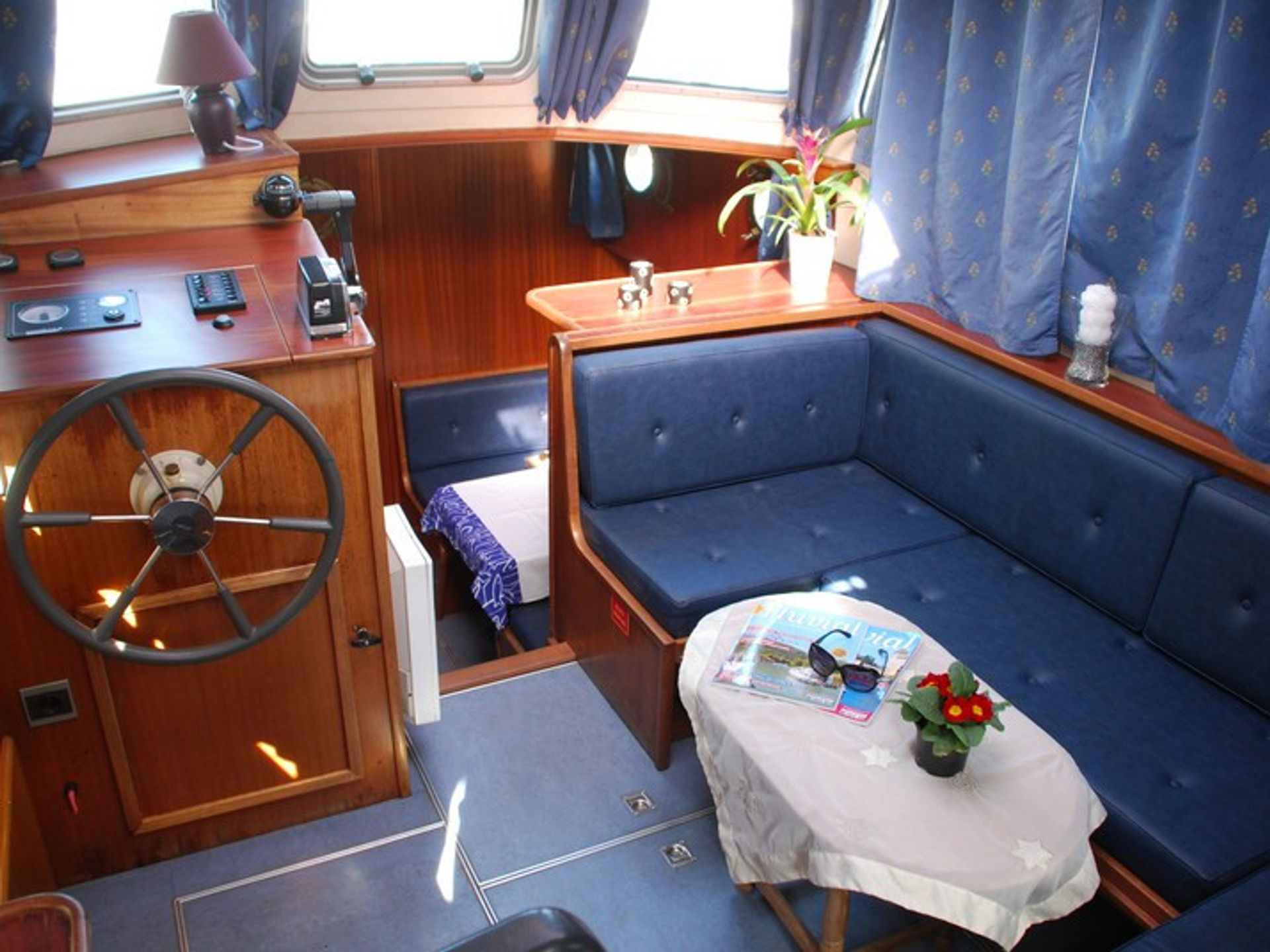 7479835170000108038_Vlet_interior.jpg
