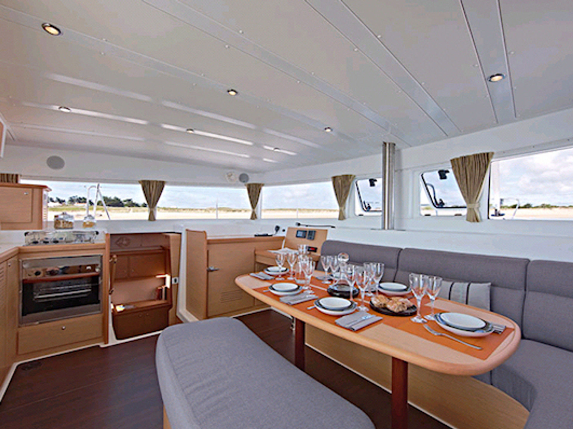 7516074850000104027_Ocean_Star_interior.jpg