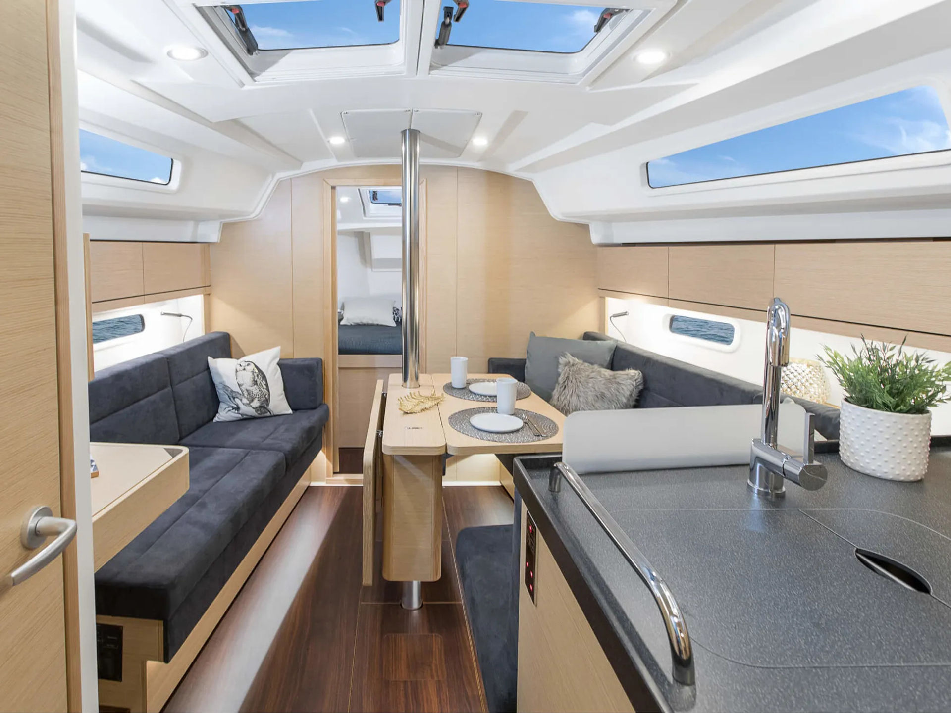 7523739140000105620_URSA_interior.jpg