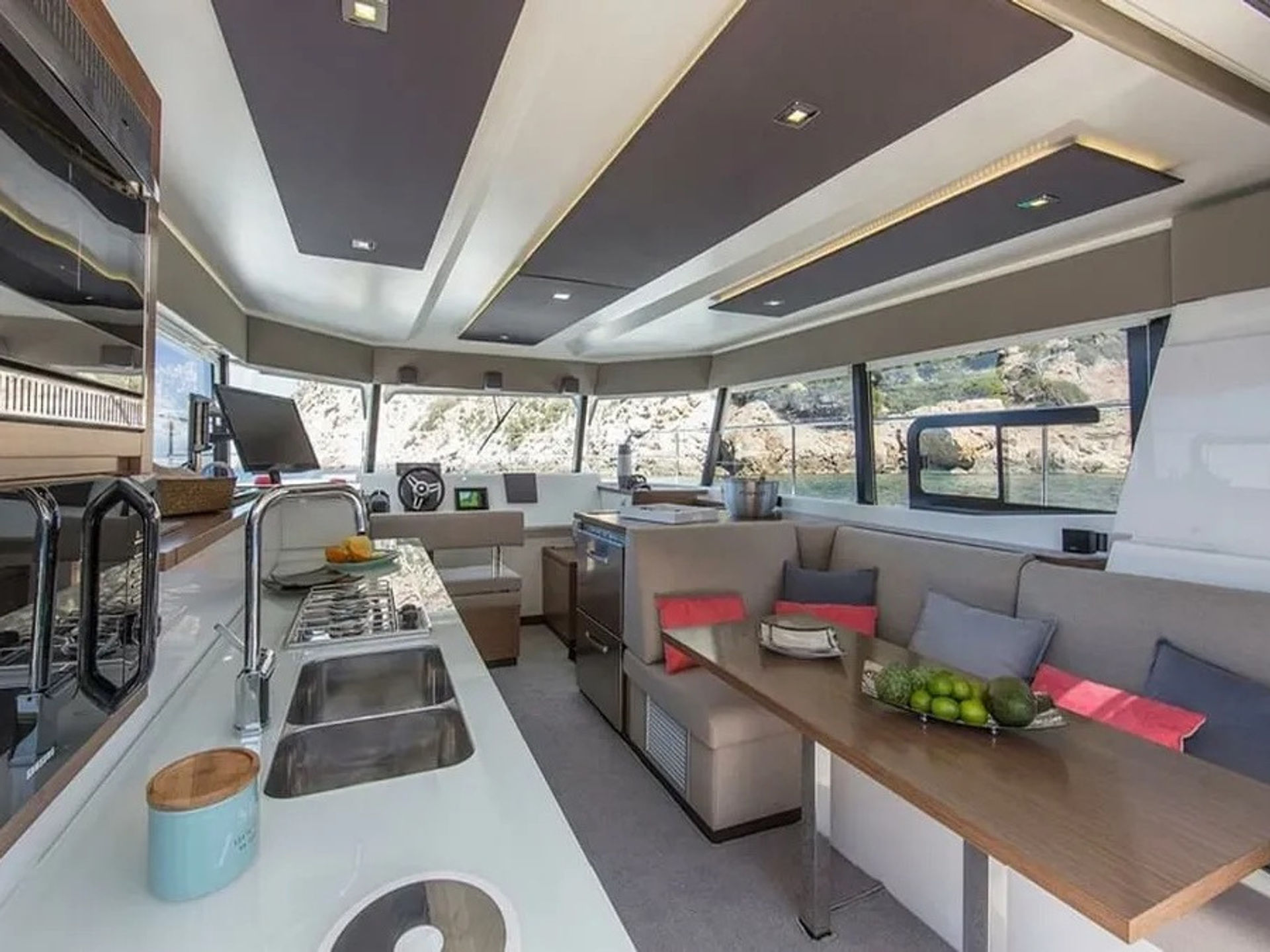 7524221620000105620_MY37_interior.jpg