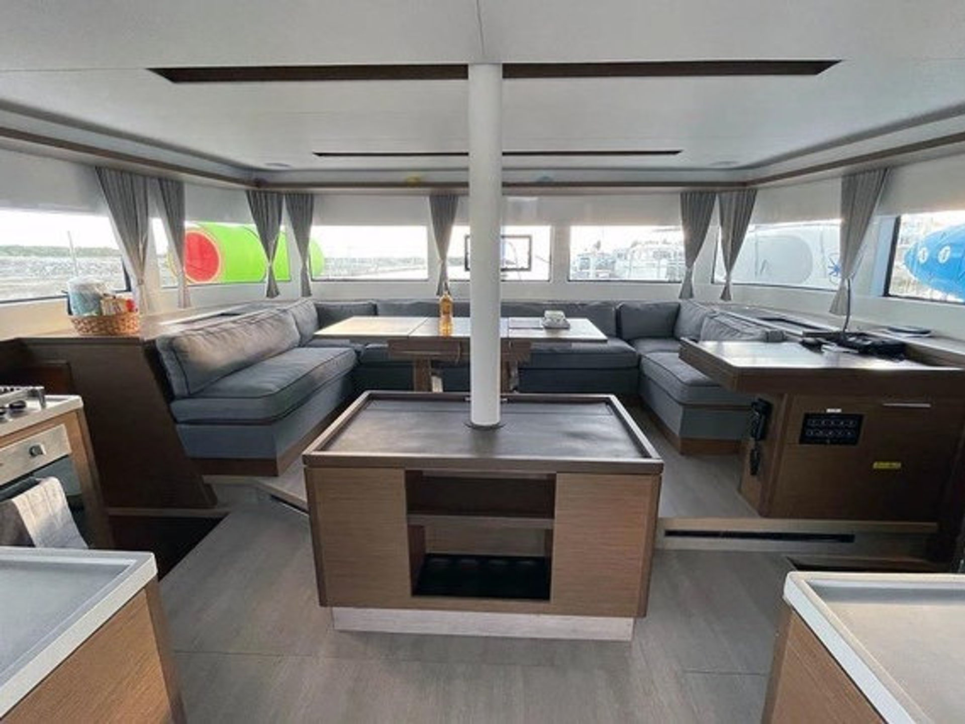 7535942560000104618_Merev_interior.jpg
