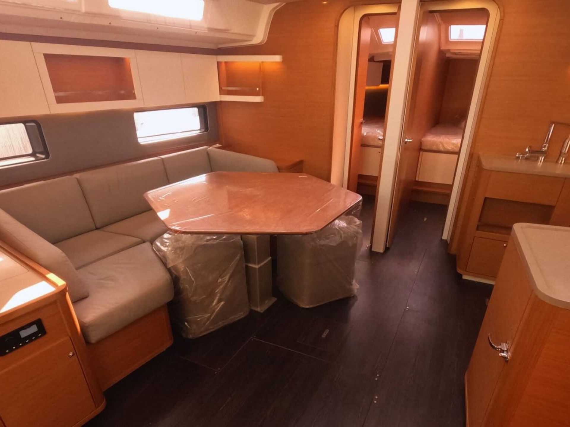 7569974210000107771_Amuni_interior.jpg