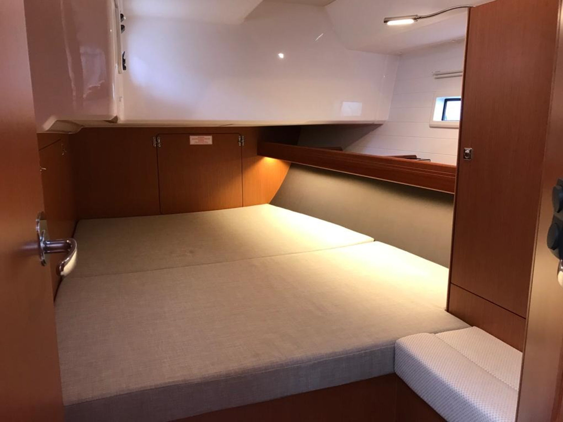 7577128090000108736_Sea_Wonder_II_interior.jpg