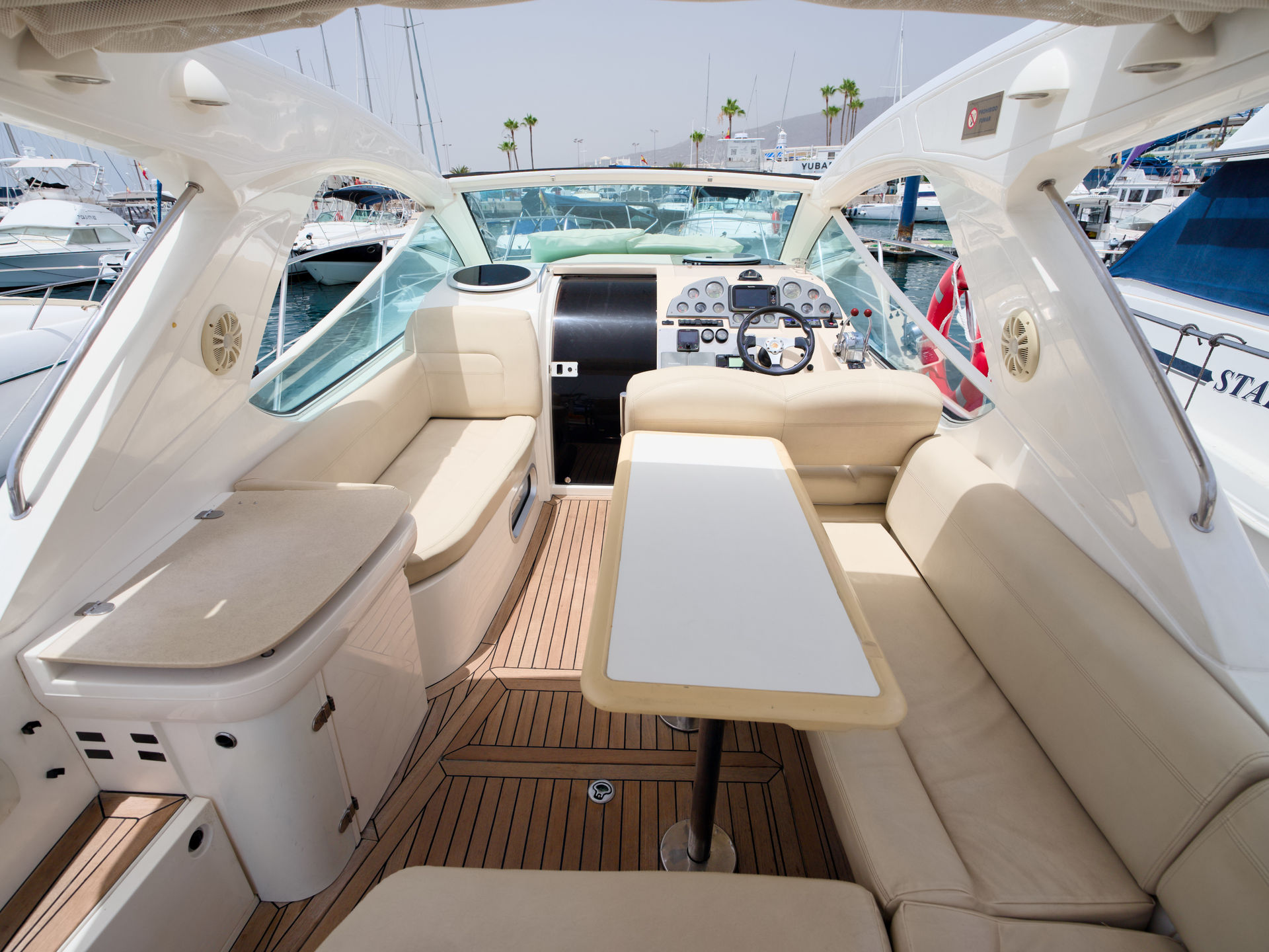 7588288200000108086_Champagne_interior.jpg