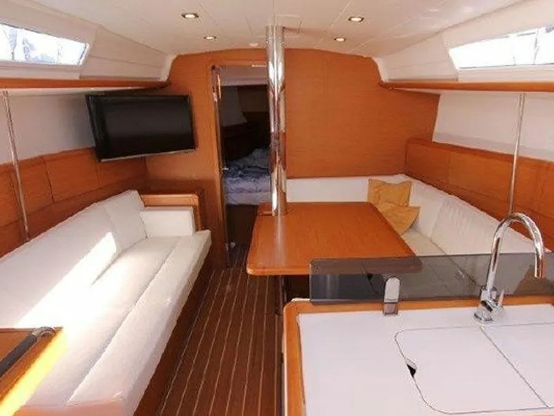 7591999370000108736_OS_interior.jpg