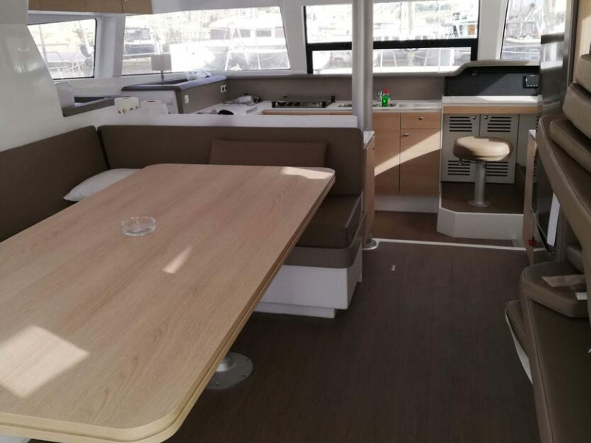 7614892350000108736_Double_five_interior.jpg